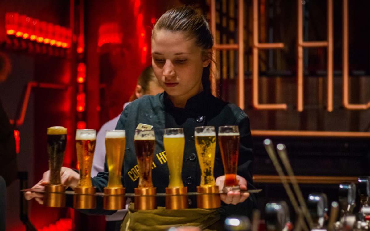 Kellnerin und Regalbetreuer sind die unbeliebtesten Jobs in Österreich: Österreichische Arbeitsklimaindex